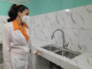 Labores de revitalización en el Laboratorio de Microbiología del Pediátrico de Holguín