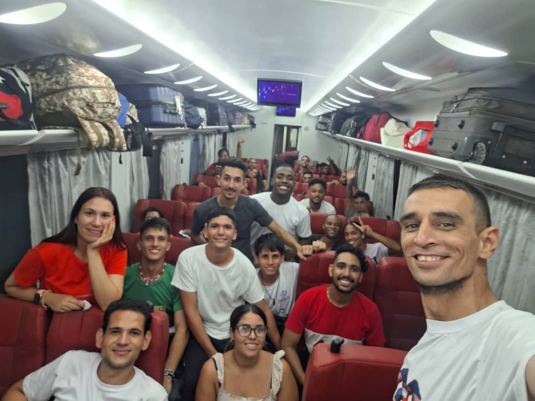 Miembros de la FEU de Cuba que viajan para participar en el Consejo Nacional de la FEU