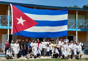 Entrega en Birán de la bandera Aniversario 40 del Programa del Médico y la Enfermera de la Familia.