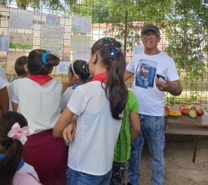Estudiantes de la escuela Gerardo Pérez de Cacocum realizan actividades para concientizar el cuidado del medio ambiente.