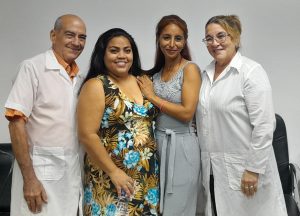 Dos estudiantes del presente año académico junto a personalidades de la salud en Holguín escogidos para realizar su trabajo de Diploma.