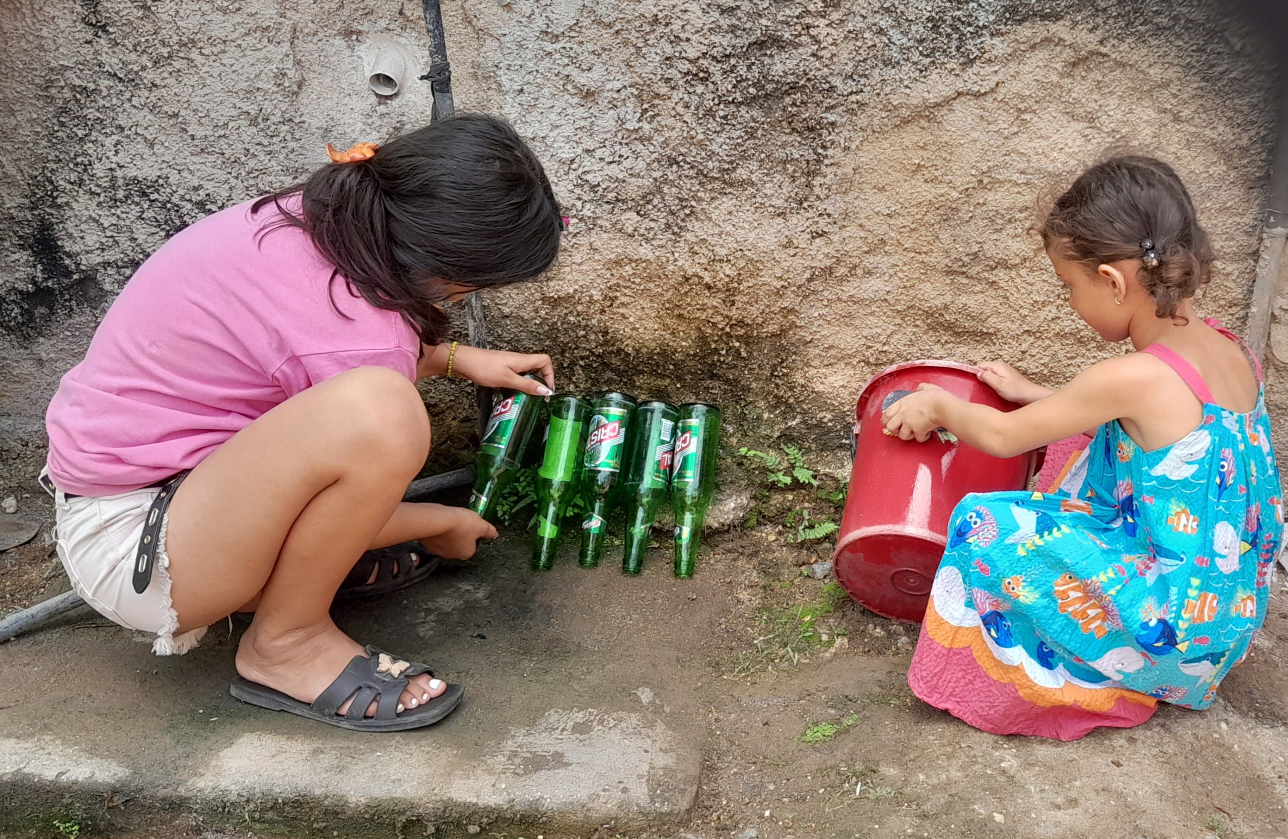 En la etapa estival los niños pueden contribuir a realizar el autofocal familiar para destruir los focos de Aedes Aegypti.