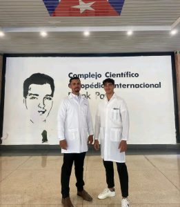 Doctor Cobas junto a colegas realizan una intervención quirúrgica como parte de cirugías en vivo en los salones quirúrgicos. Foto: Cortesía del entrevistado.