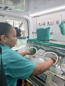 Condiciones instaladas en nueva ambulancia que comenzó a prestar servicios en Holguín a disposición de los servicios de Neonatología.